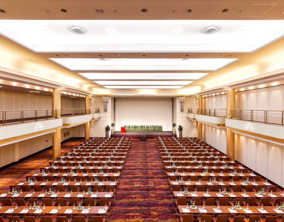 Großer Veranstaltungssaal mit zahlreichen Sitzplätzen für Ihre Tagung oder Feier in Hamburg