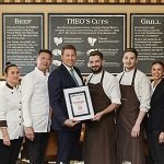 Aufnahme des Küchendirektors Peter Sikorra und seinem Team mit der Auszeichnung des Restaurant THEO'S zum besten Steakhouse Hamburgs