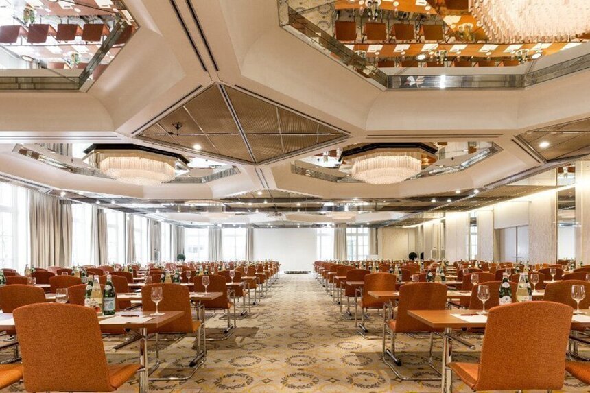 Großer Tagungsraum "Spiegelsaal" mit Spiegeln und Kronleuchtern an der Decke und zahlreicher Bestuhlung im Hotel Grand Elysée in Hamburg