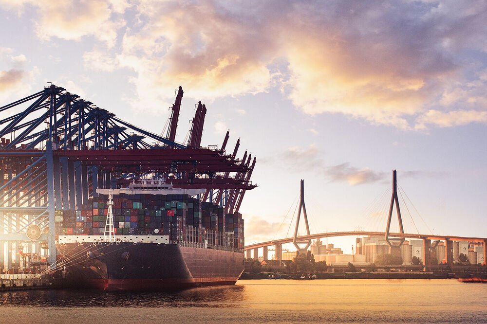 Hamburger Hafen bei Sonnenaufgang