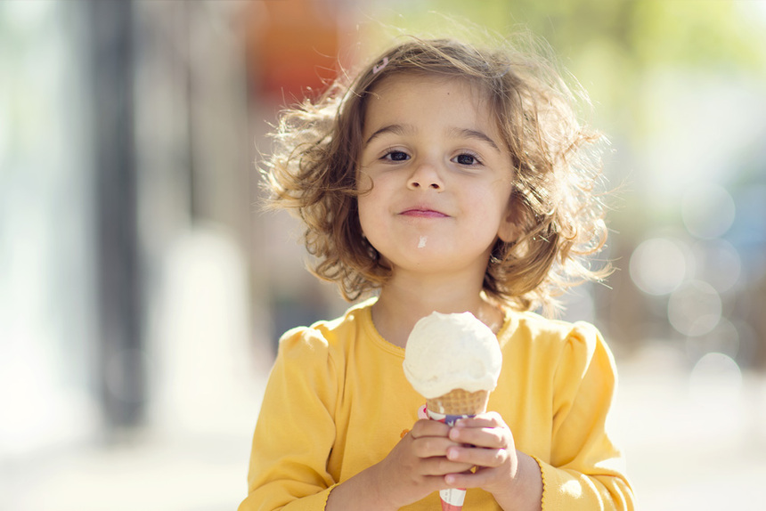 Ein Mädchen genießt eine große Kugel Eis