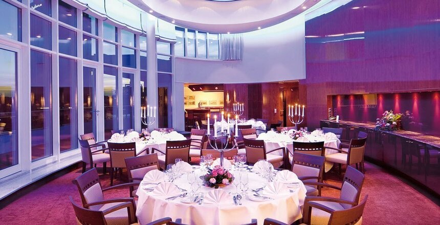 Festlich geschmückter Saal in Hamburg für Privatfeiern mit Kerzenleuchtern auf den Tischen