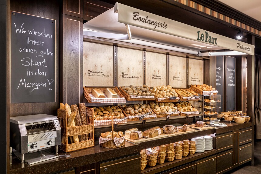 Brotbuffet des Frühstücksrestaurants LeParc im Grand Elysée